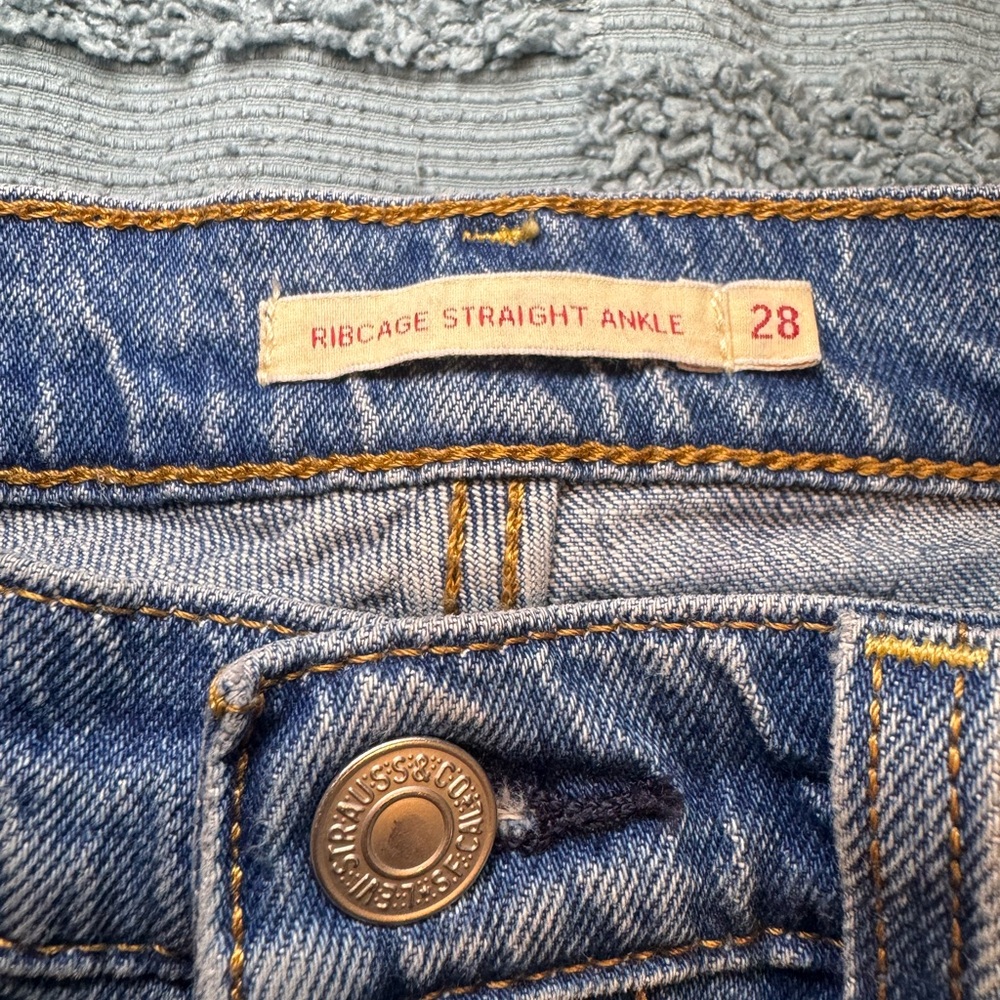 Levi’s Ribcage Straight Ankle Jeans - Picture 3 of 8